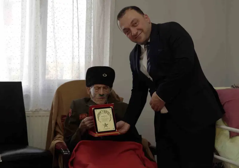 103 Yaşındaki Kore Gazisi Pirağa Uzun’a Anlamlı Cumhuriyet Bayramı Ziyareti
