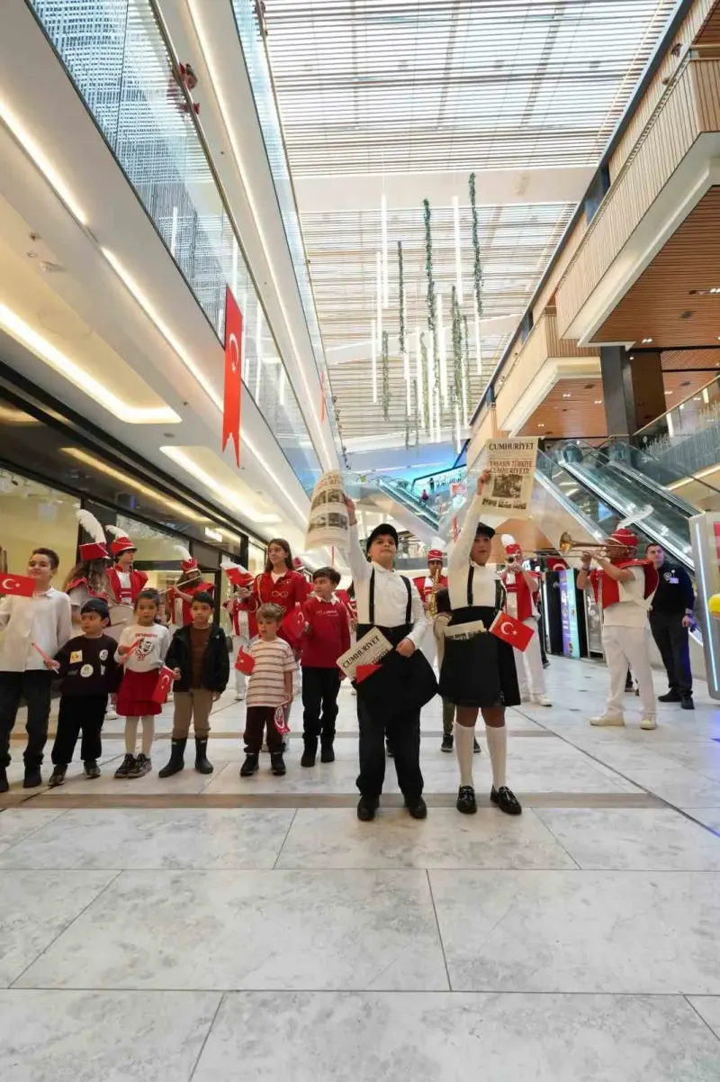 Minik Gazetecilerden Marmara Forum'da Cumhuriyet Bayramı Coşkusu