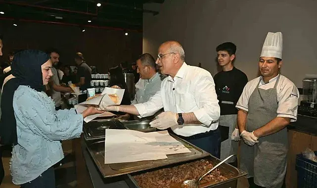 Başkan Er, öğrencilere yemek dağıttı