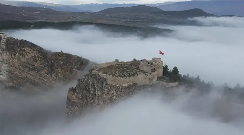 Tarihi Boyabat Kalesi Sis Denizinin Üzerinde Kaldı