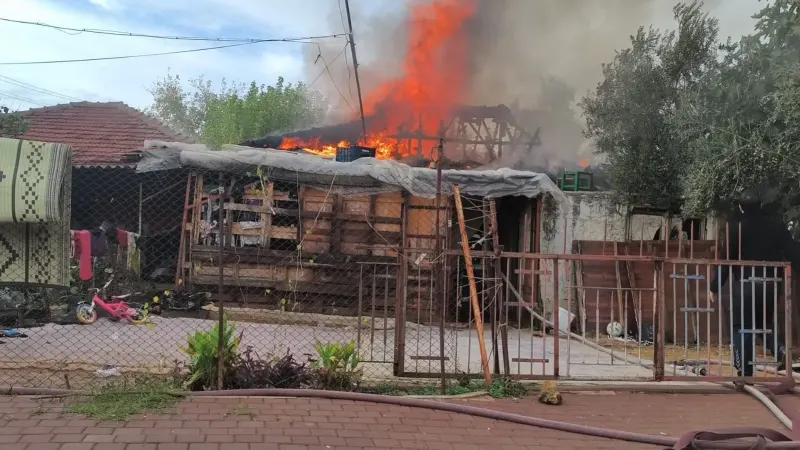 Antalya Kepez’de Gecekondu Yangını: Aile Evi Küle Dönen Yapıyı Gözyaşlarıyla İzledi
