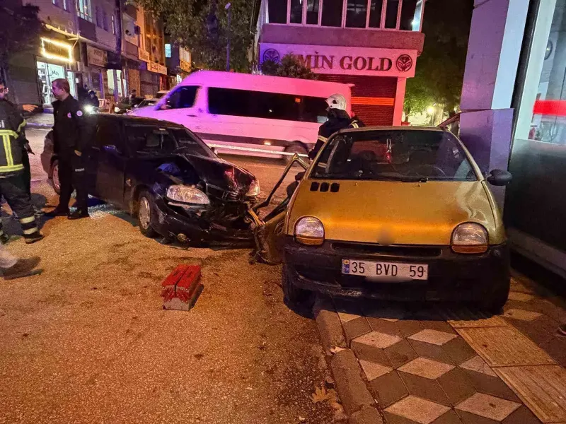 Adıyaman'da İki Otomobil Çarpıştı: Vitrine Giren Araçlarda 2 Kişi Yaralandı