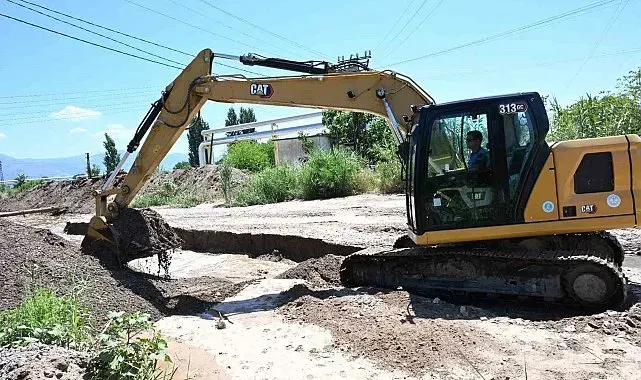 Alaşehir'de Zeytinçayı Deresi temizlendi, taşkın riskine önlem alındı