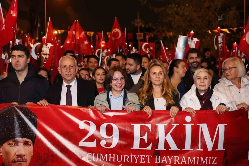 Maltepe’de Cumhuriyet’in 103’üncü Yılı Fener Alayı ve Konserle Kutlandı