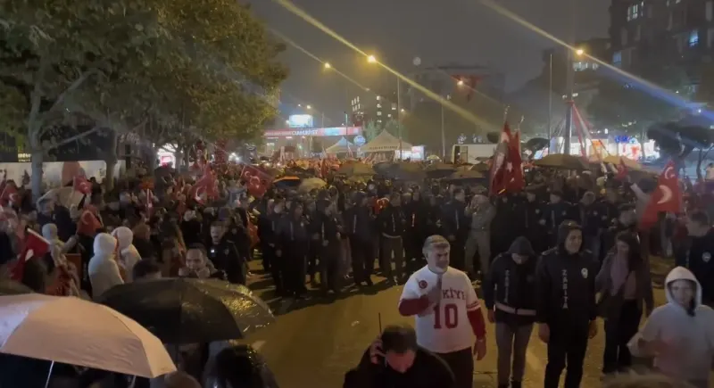 Bursa'da Yağmura Rağmen Can Bonomo Konseri İle Cumhuriyet Coşkusu