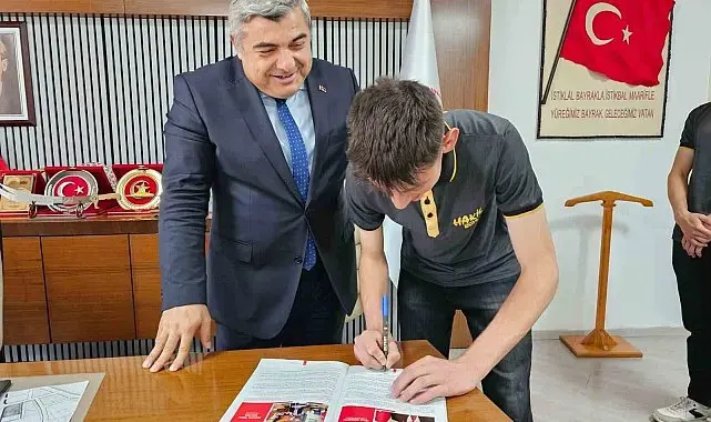 Öğrenciler hazırladığı derginin ilk sayısını Sünnetci'ye hediye etti