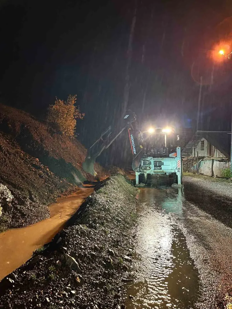 Adana'nın Feke İlçesinde Heyelan Nedeniyle Kapanan Yol Çalışmalarla Açılıyor
