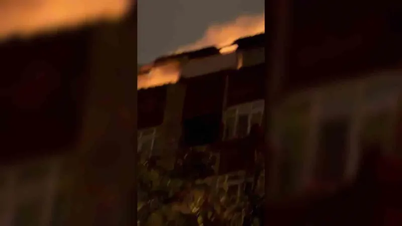 Kağıthane’de Beş Katlı Binanın Çatısında Korkutan Yangın