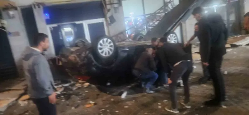 Kayseri Incesu'da Otomobil Kayalıklardan Dükkanların Üzerine Uçtu