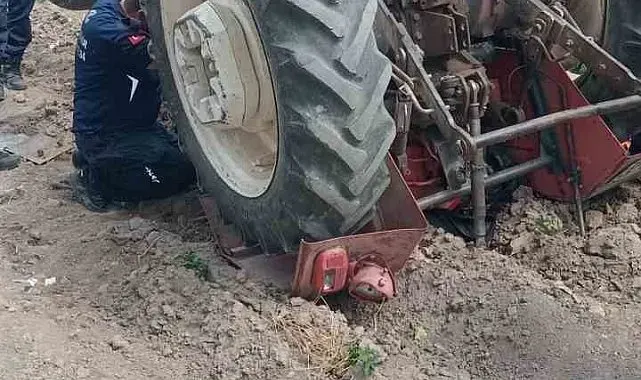 Seyitgazi'de yaşlı adam ters dönen traktörün altında kaldı