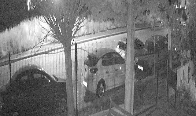 Boş caddede park halindeki araca çarptılar, arkalarına dahi bakmadılar