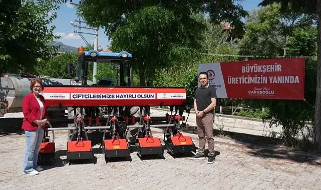 Denizli Büyükşehirden Bozkurtlu üreticilere çapa makinesi desteği