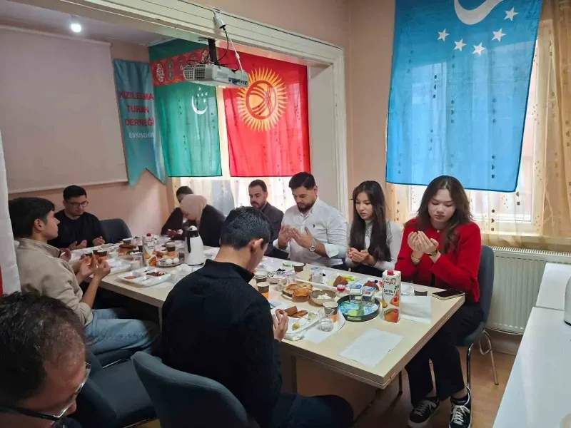 Eskişehir'de Eğitim Gören Türk Dünyası Öğrencileri Kahvaltıda Buluştu