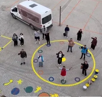 Üniversiteli Gençlerden İlkokul Öğrencilerine Renkli Sürpriz Boyama Etkinliği