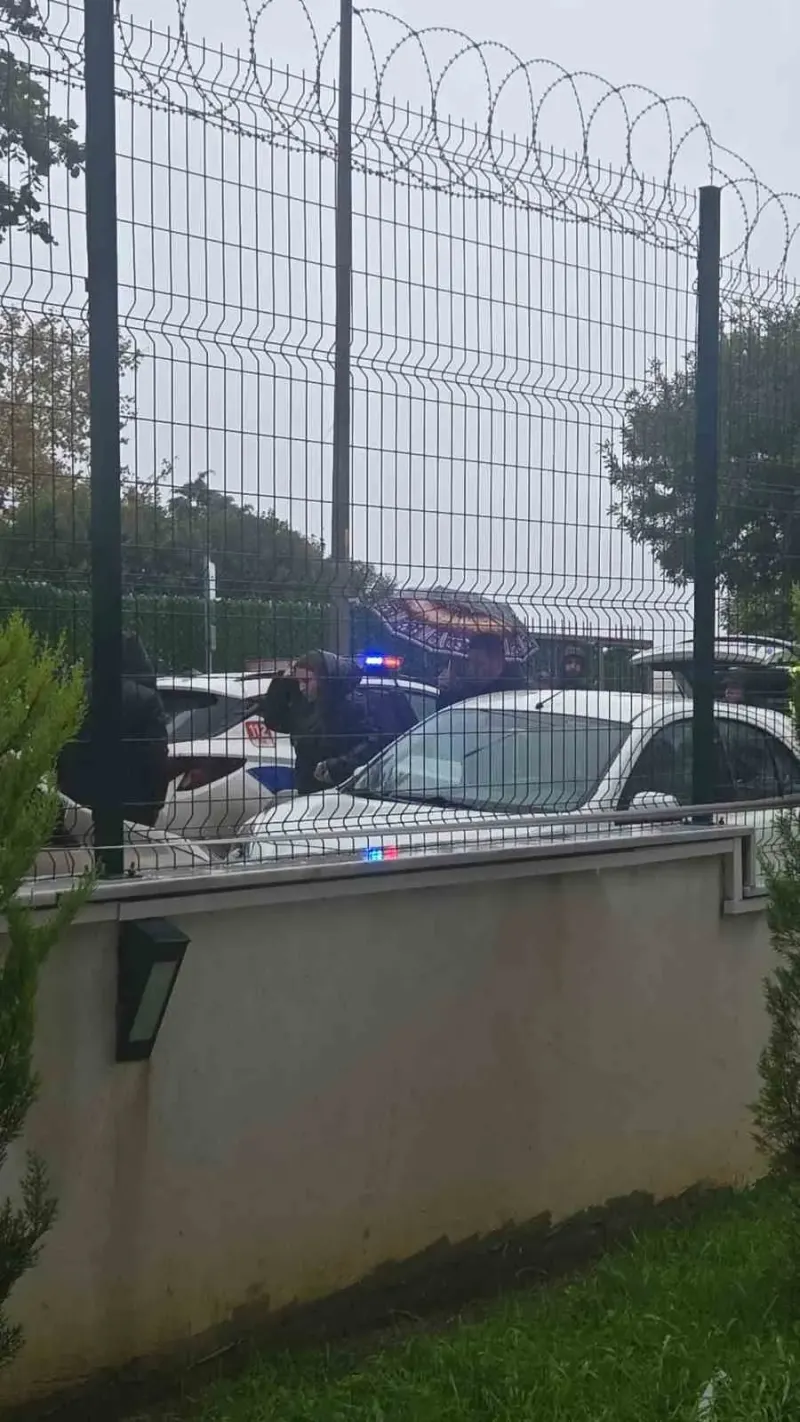 Avcılar'daki Okul Önünde Veli Bekçi Tarafından Vuruldu