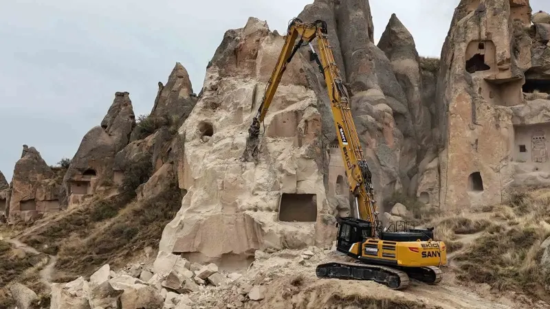 Göreme Beldesindeki Peribacası Çökmesinin Ardından Temizlik Çalışmaları Başlatıldı