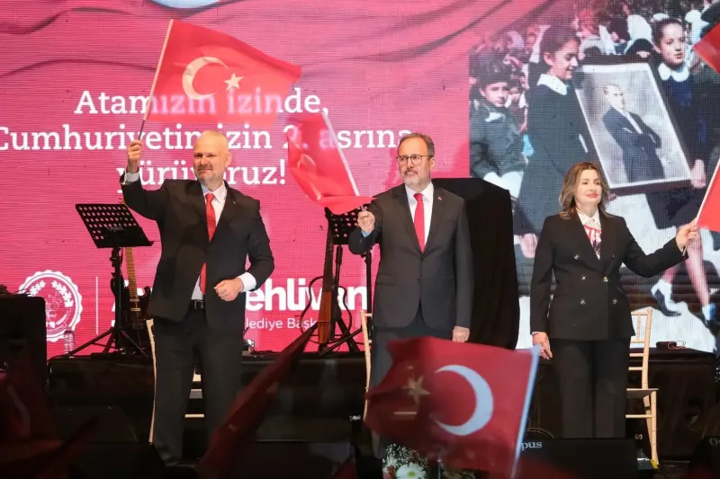 Menemen’de Cumhuriyet Bayramı Coşkusu Aşkın Nur Yengi Konseriyle Final Yaptı