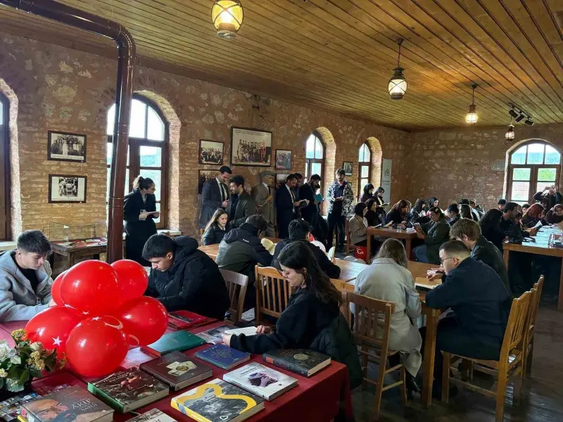 Üniversitelilerden Tarihi Okulda Anlamlı Kitap Okuma Etkinliği