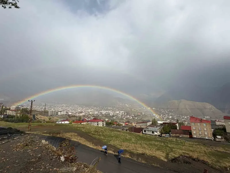 Hakkari'de Yağış Sonrası Beliren Gökkuşağı Gökyüzünü Renklendirdi