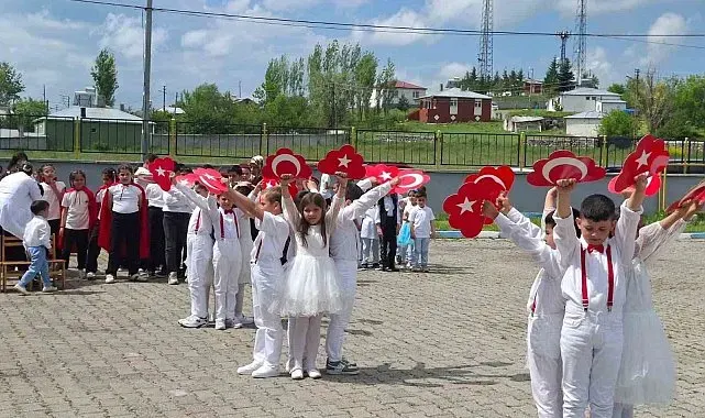 Arpaçay Atatürk İlkokulu'nda yıl sonu şenliği ve mezuniyet coşkusu