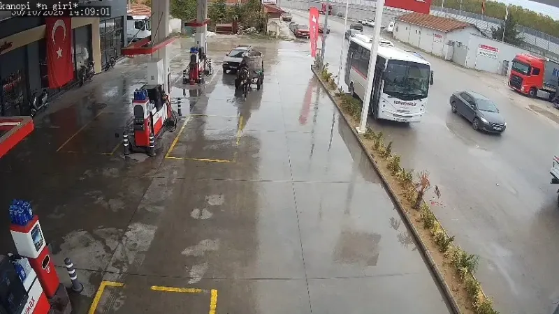 Yakıtı Biten Otomobil At Arabasıyla İstasyona Taşındı