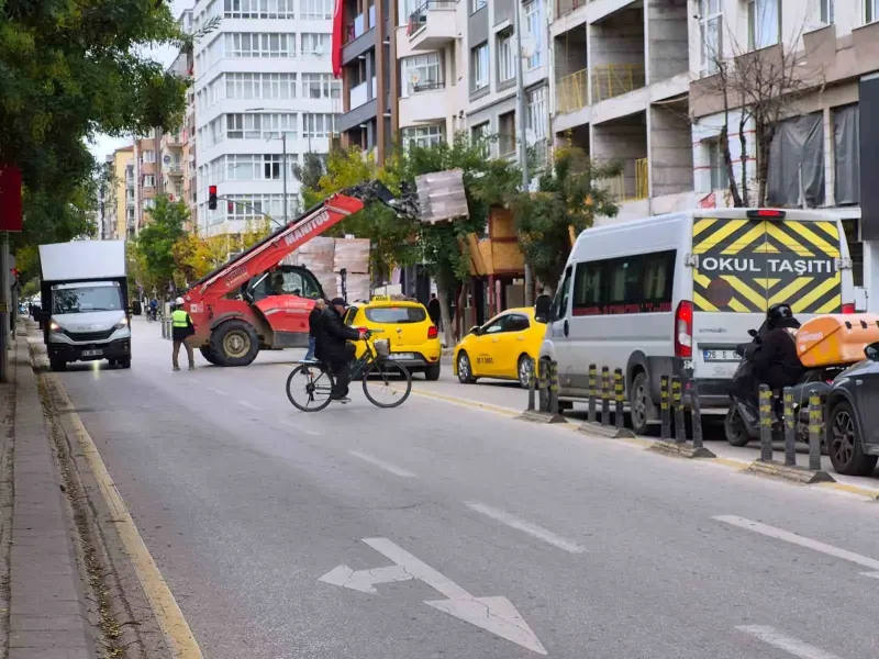 Eskişehir'de İnşaat Çalışması Trafiği Felç Etti