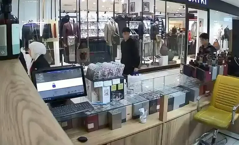 Elazığ'da Kokladığı Parfümü Cebine Atan Çocuk Kamerada