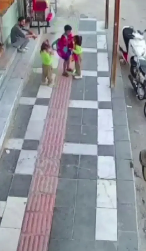 Şanlıurfa’da İki Kız Kardeşinin Çantasını Sırtlayan Ağabeyin Yürek Isıtan Anları