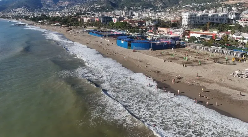 Alanya'da Sağanak Yağışın Ardından Güneş Açtı Sahiller Doldu