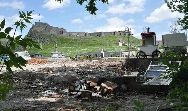 Kars'ta belediyeye ait bahçe, inşaat kalıntılarıyla tarihi bölgeyi olumsuz etkiliyor