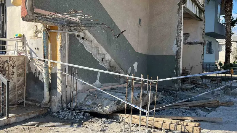 Mersin'de Tadilat Sırasında Merdiven Çöken İşçi Yaşamını Yitirdi
