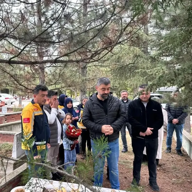 Eskişehir'de Görev Şehidi Sağlık Çalışanı Kabri Başında Anıldı