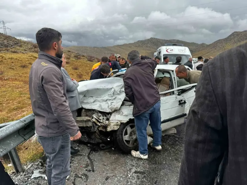 Bitlis İçinde İki Otomobil Kafa Kafaya Çarpıştı: Beş Yaralı Var