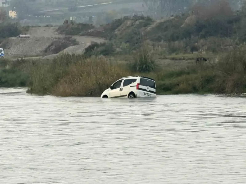 Kelkit Çayı'nda Su Seviyesinin Yükselmesiyle Otomobil Mahsur Kaldı