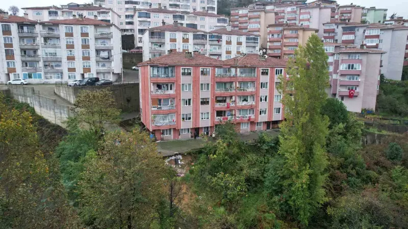 Zonguldak'taki 135 Haneli Sitede Zemin Kayması Tedirginliği