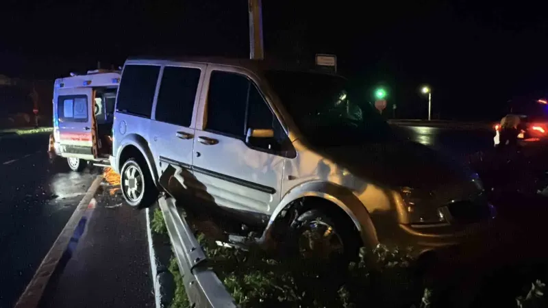 Rize'de Ambulans Ve Hafif Ticari Araç Çarpıştı: Beş Yaralı