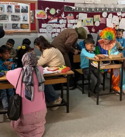 Erzincanlı Üniversiteliler Köy Okulundaki Çocukları Sevindirdi