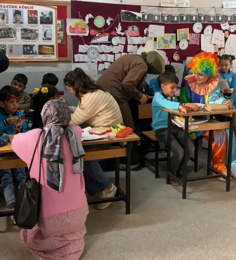 Erzincanlı Üniversiteliler Köy Okulundaki Çocukları Sevindirdi