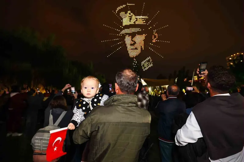 Manisa'da Bin Drone İle Atatürk Portresi Gökyüzüne İşlendi