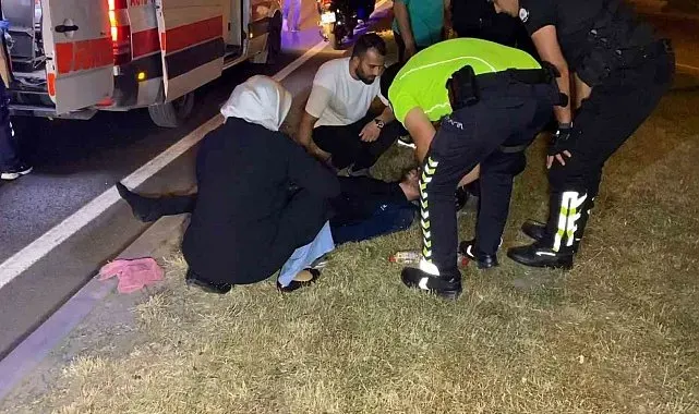 Devrilen motosikletten düşen genç yaralandı, annesi yanından ayrılmadı