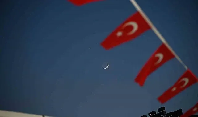 Demirci semalarında mest eden görüntü: Hilal ve yıldız yan yana