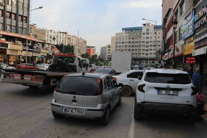 Adana Caddelerindeki Hatalı Parklar Trafik Akışını Durma Noktasına Getirdi