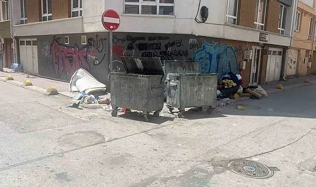 Tepebaşı'ndaki sokaklarda çevre ve görüntü kirliliğine sebep olan çöpler