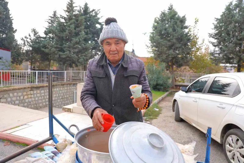 On Yıllardır El Arabasında Nohut Satan Osman Amca Başarı Hikayesiyle İlham Veriyor