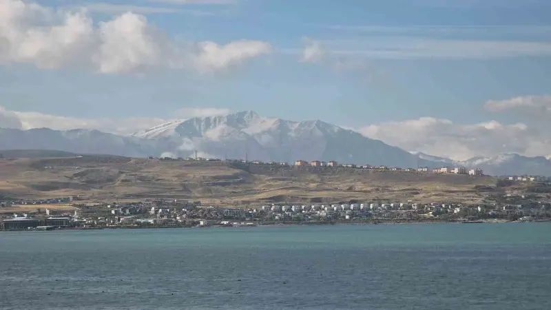 Van'da Dağların Beyazı İle Gölün Mavisi Aynı Karede Buluştu