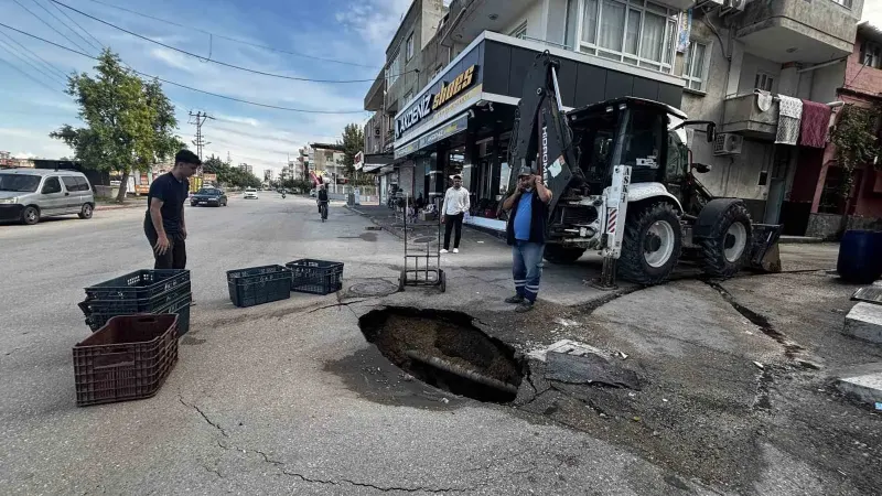Adana'da Cadde Üzerinde Çökme Meydanı Geldi, Esnaf Çukuru Kasalarla Kapattı