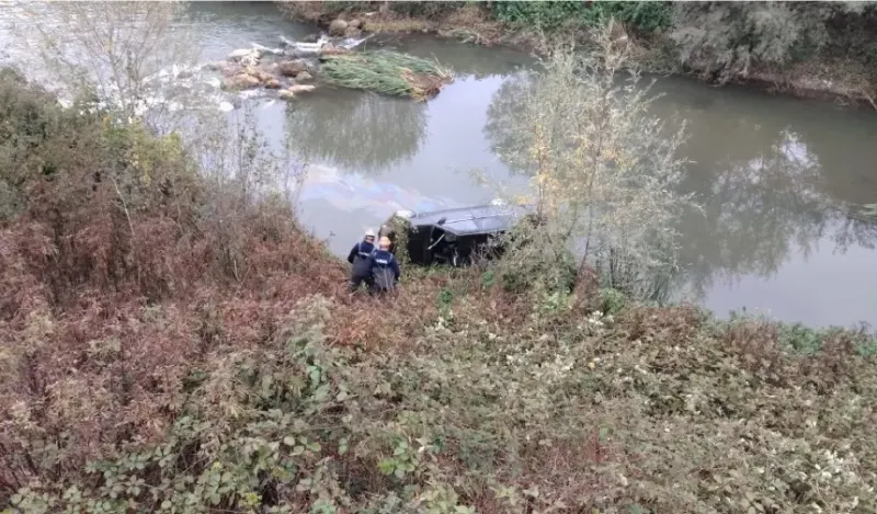 Bolu'da Kontrolden Çıkan Otomobil Dereye Uçtu