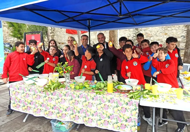 Çeşme Kalesi'nde Düzenlenen Atölyede Çocuklar Tarih Ve Limonata İle Buluştu