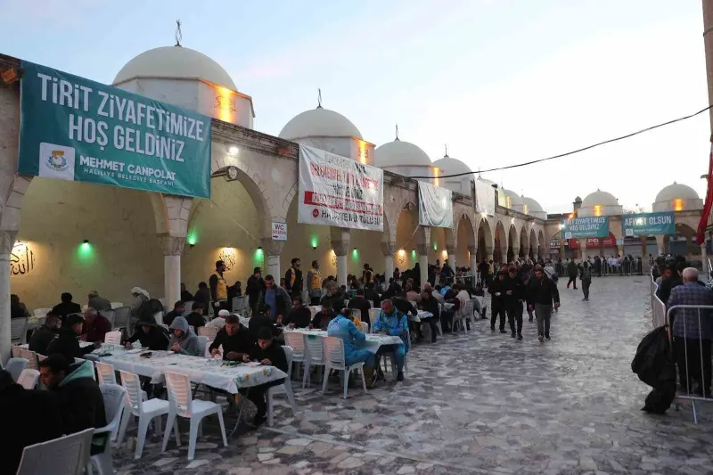 Şanlıurfa'da Binlerce Vatandaş Geleneksel Tirit İkramında Aynı Sofrada Buluştu