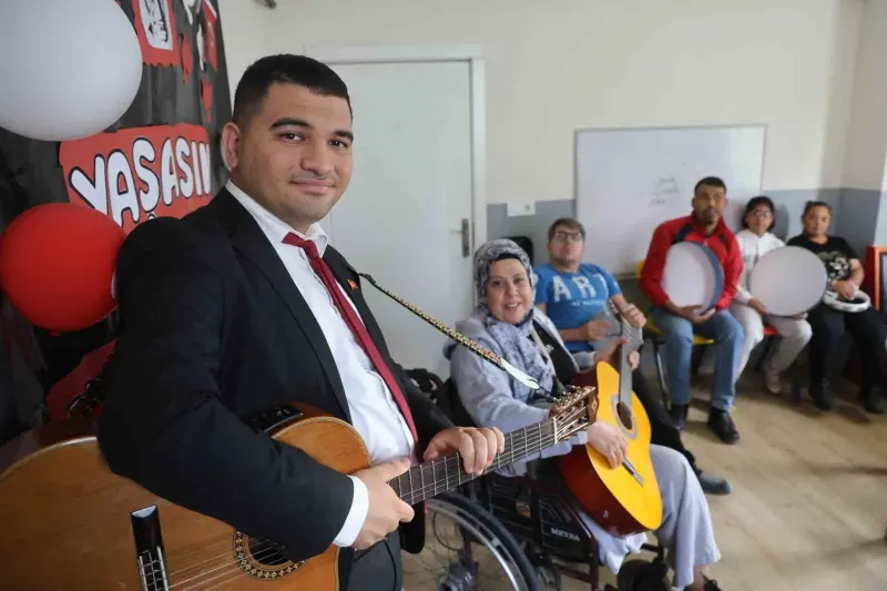 Otizmli Genç Ertuğrul Gök Müzik Öğretmeni Olup Özel Bireylere Eğitim Veriyor